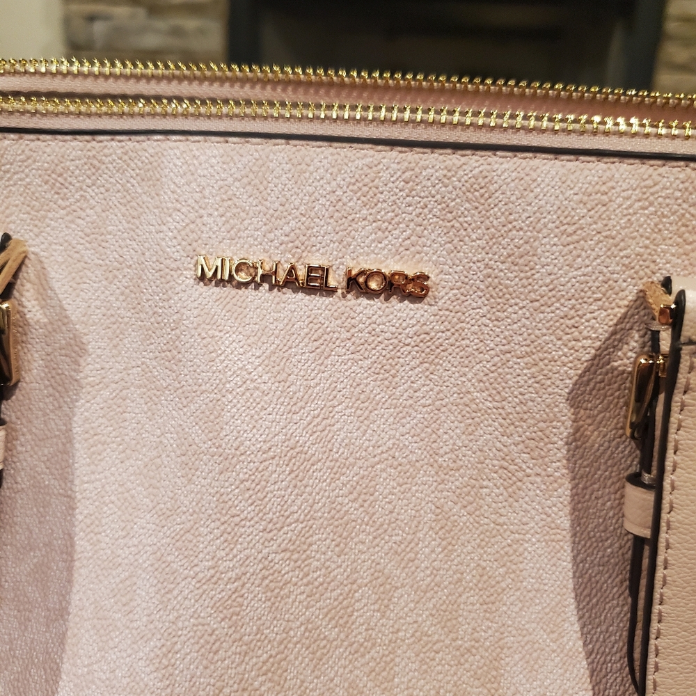Michael Kors Charlotte Large Saffiano Bag - Picture 3 of 11